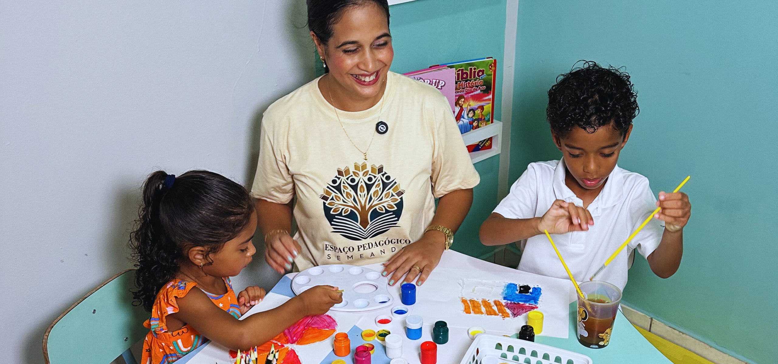Crianças mostrando suas pinturas